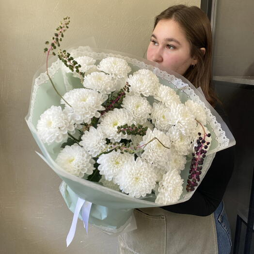 Стойкий букет с хризантемой и ягодками