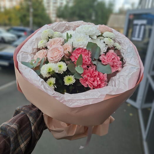 Нежный стойкий букет с кустовыми розами