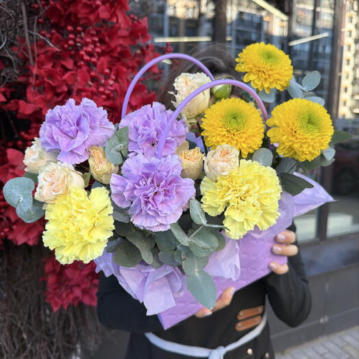 Композиция с яркими диантусами и одноголовой хризантемой ️💜
