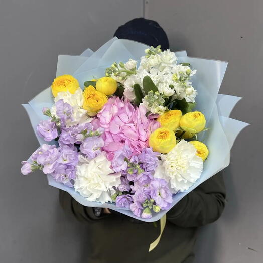 Дофаминовый букет гортензией, розами и ароматной маттиолой 💜