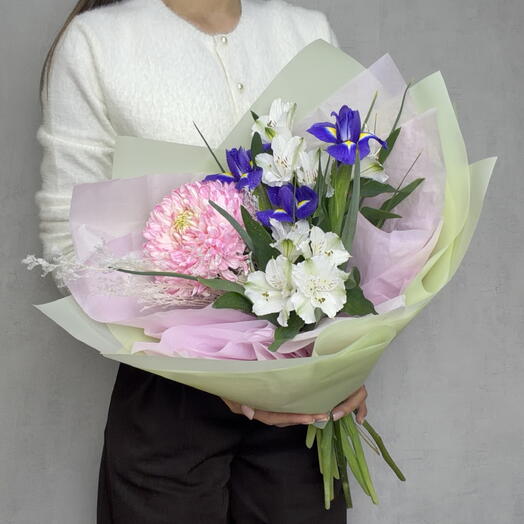 Букет с хризантемой, ирисами и альстромерией