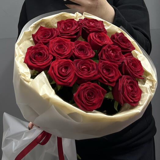 Красные розы 15 штук
