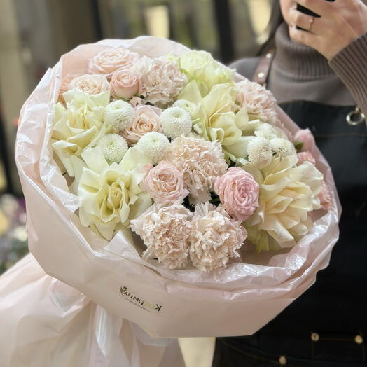 Букет Нежная королева с французскими розами, хризантемами, пион розами и диантусами